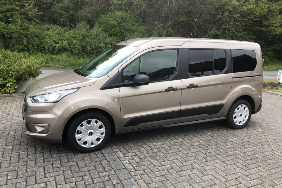 Transporter mit 5 Sitzplätzen und großem Kofferraum