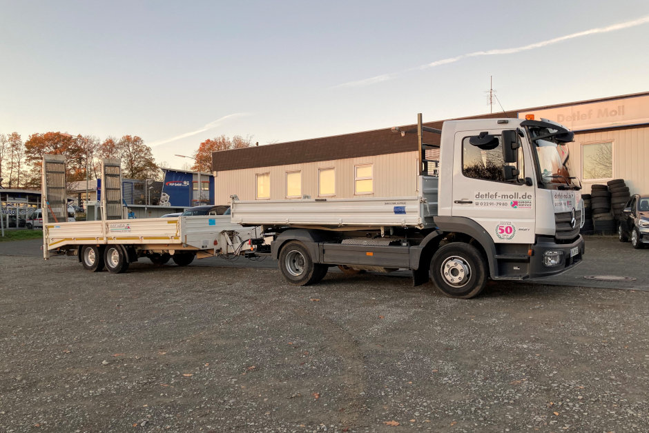 LKW 7,49 t – 3 Seitenkipper mit Baumaschinenanhänger 10 t