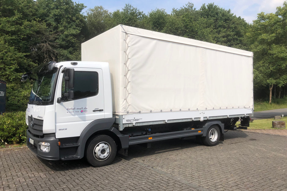LKW 7,49 t mit Schiebeplane und starker Motorisierung, ideal als Zugwagen